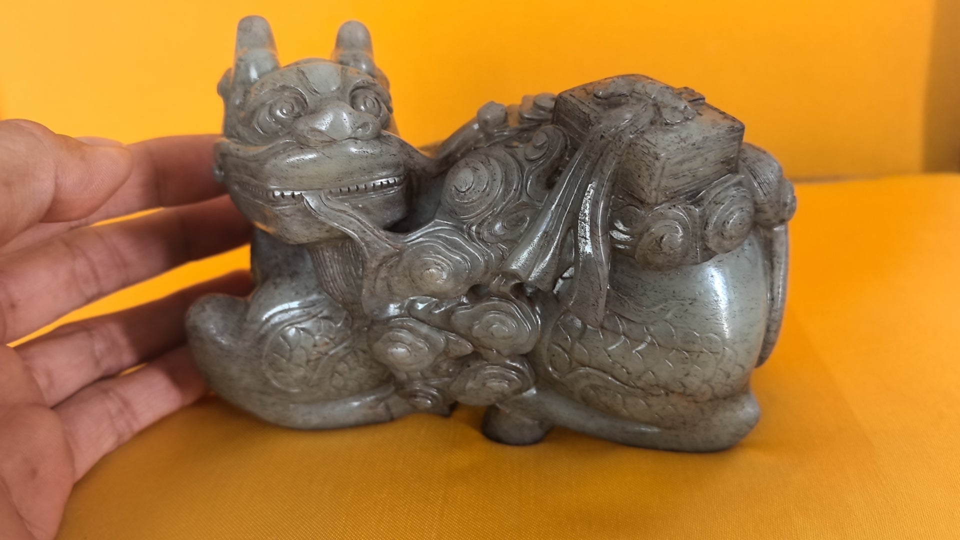 Hetian Seed Material-Qilin Sends Books